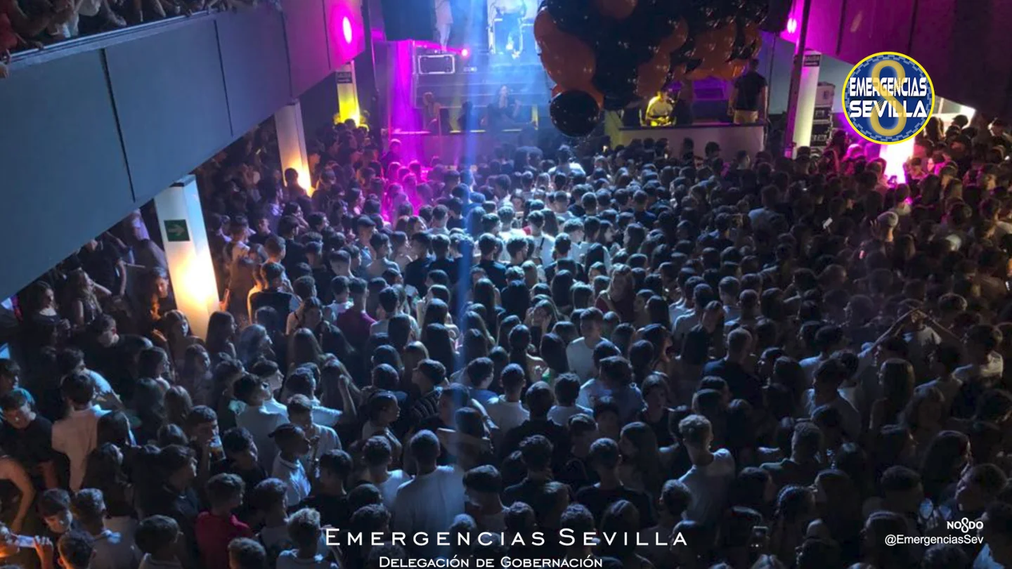 Imagen de la fiesta de Halloween desalojada en Sevilla Imagen de la fiesta de Halloween desalojada en Sevilla