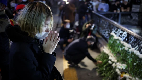Ciudadanos guardan luto por las víctimas de una estampida durante una fiesta de Halloween en Itaewon Ciudadanos guardan luto por las víctimas de una estampida durante una fiesta de Halloween en Itaewon