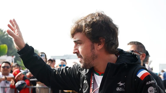 Fernando Alonso saluda a la afición Fernando Alonso saluda a la afición