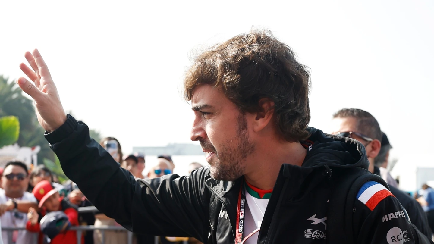 Fernando Alonso saluda a la afición Fernando Alonso saluda a la afición