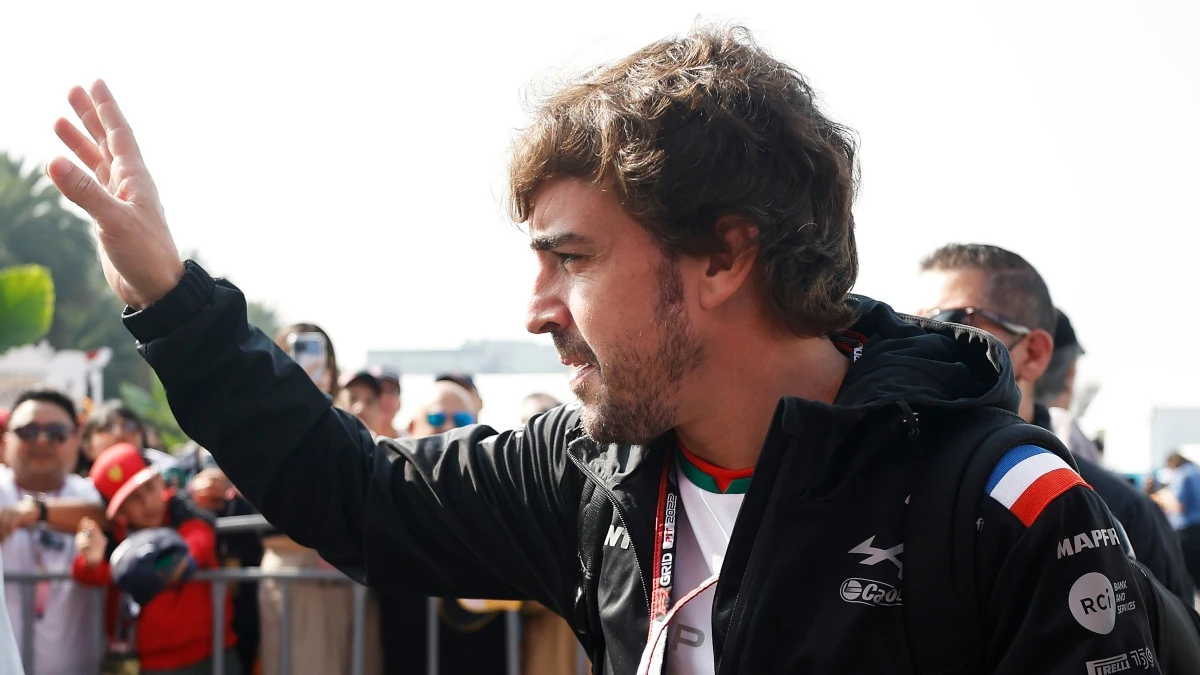 Fernando Alonso saluda a la afición