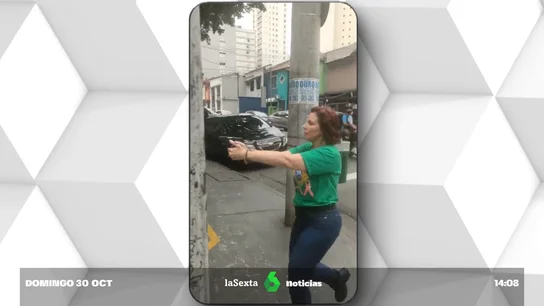 Una diputada de Bolsonaro amenaza a un periodista negro a punta de pistola Una diputada de Bolsonaro amenaza a un periodista negro a punta de pistola