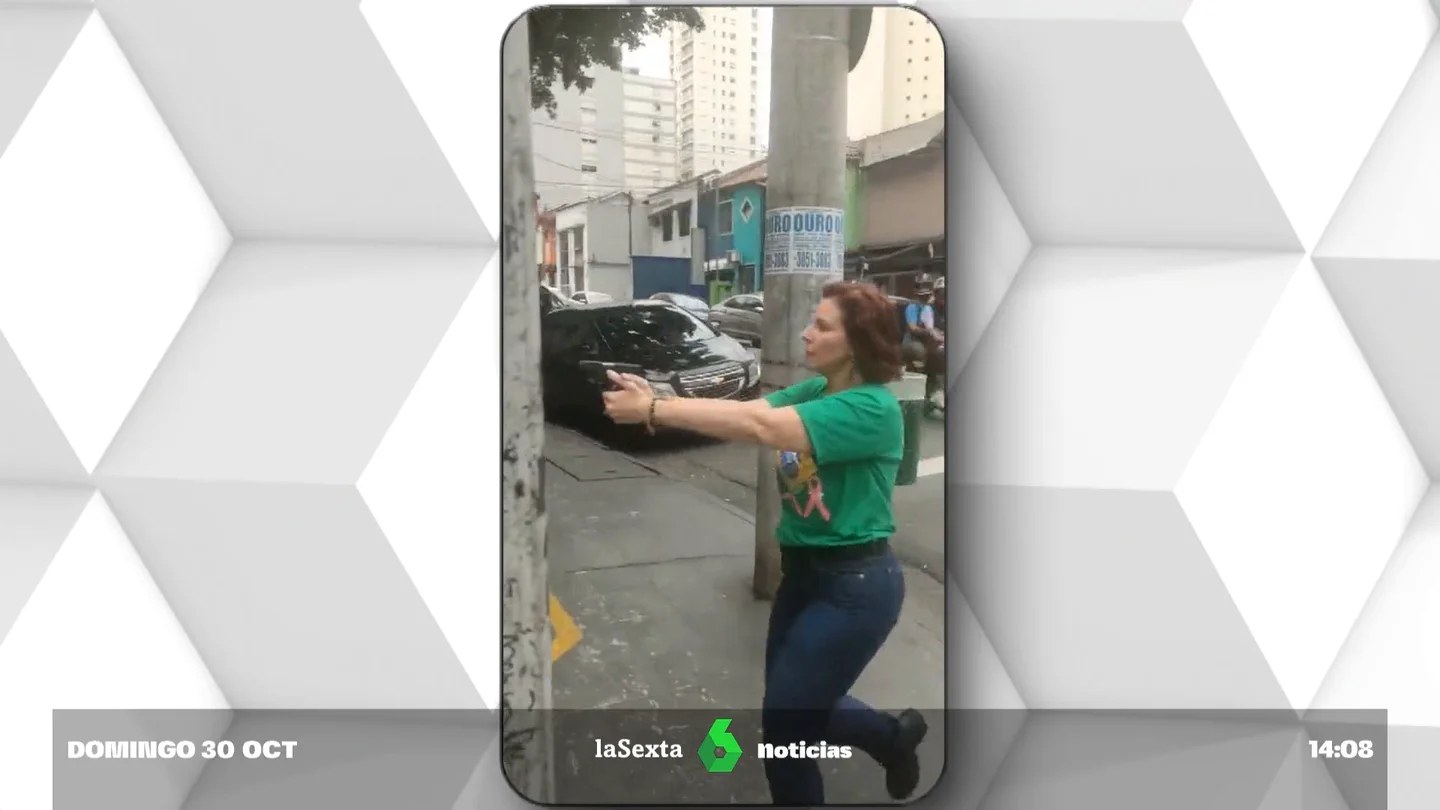 Una diputada de Bolsonaro amenaza a un periodista negro a punta de pistola Una diputada de Bolsonaro amenaza a un periodista negro a punta de pistola