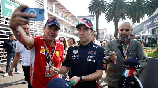 Sergio Pérez con varios aficionados Sergio Pérez con varios aficionados