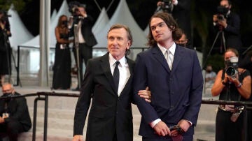Tim Roth, junto a su hijo Cormac en Cannes