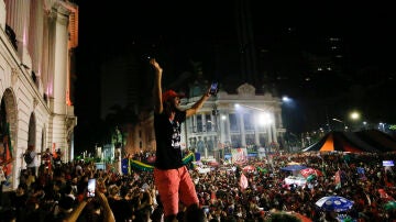 Los partidarios del expresidente brasileño Luiz Inácio Lula da Silva celebran su victoria.