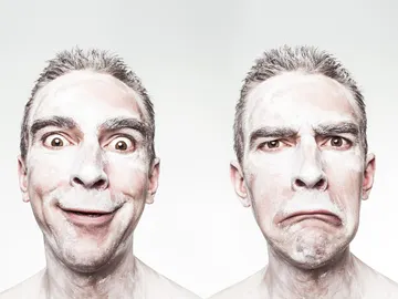 Caras de alegría y tristeza Caras de alegría y tristeza