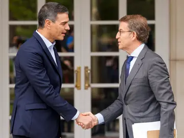 El presidente del Gobierno, Pedro Sánchez, recibe en La Moncloa a Alberto Núñez Feijóo.