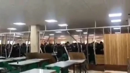 Los estudiantes de una universidad de Irán echan abajo la pared que divide a hombres y mujeres en la cafetería Los estudiantes de una universidad de Irán echan abajo la pared que divide a hombres y mujeres en la cafetería