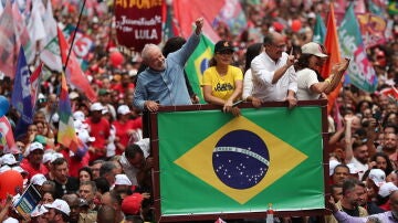 Lula da Silva junto a su esposa, Janja, el exgobernador paulista Geraldo Alckmin y varios integrantes de su campaña