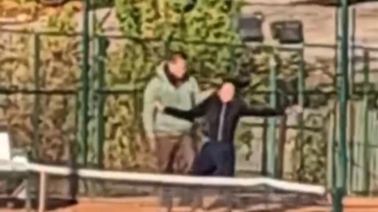 El padre, agrediendo a su hija tenista El padre, agrediendo a su hija tenista