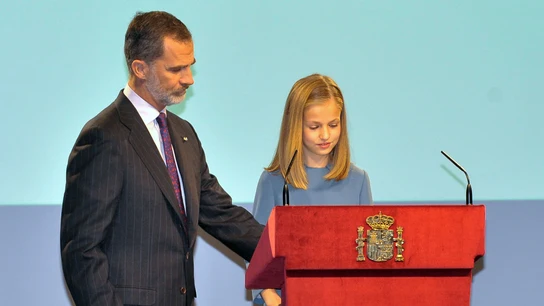 La princesa de Asturias, Leonor de Borbón, en su primera intervención pública, lee el artículo 1 de la Constitución. Junto a ella, la acompaña su padre, el Rey Felipe V. La princesa de Asturias, Leonor de Borbón, en su primera intervención pública, lee el artículo 1 de la Constitución. Junto a ella, la acompaña su padre, el Rey Felipe V.
