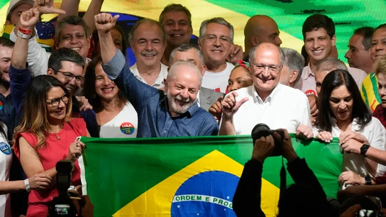 Lula da Silva celebra su victoria Lula da Silva triunfa en Brasil: gana las elecciones tras vencer por la mínima a la ultraderecha de Bolsonaro