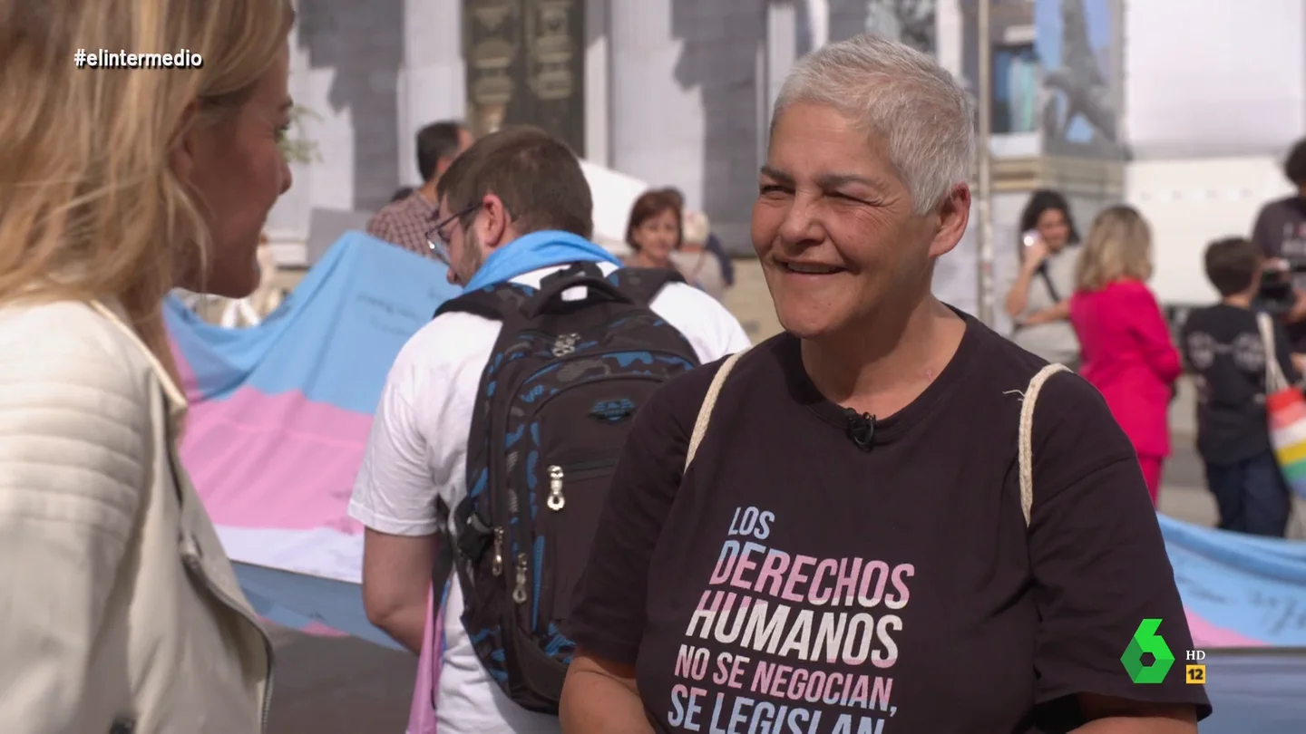 Uge Sangil responde a los que critican que la ley trans borra a las mujeres: "Cómo un 1% de la población va a borrar al 50%" Uge Sangil responde a los que critican que la ley trans borra a las mujeres: "Cómo un 1% de la población va a borrar al 50%"