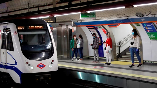 Un tren en el Metro de Madrid. Devolución del 50% del abono de transporte de Madrid: plazos, requisitos y cómo se solicita