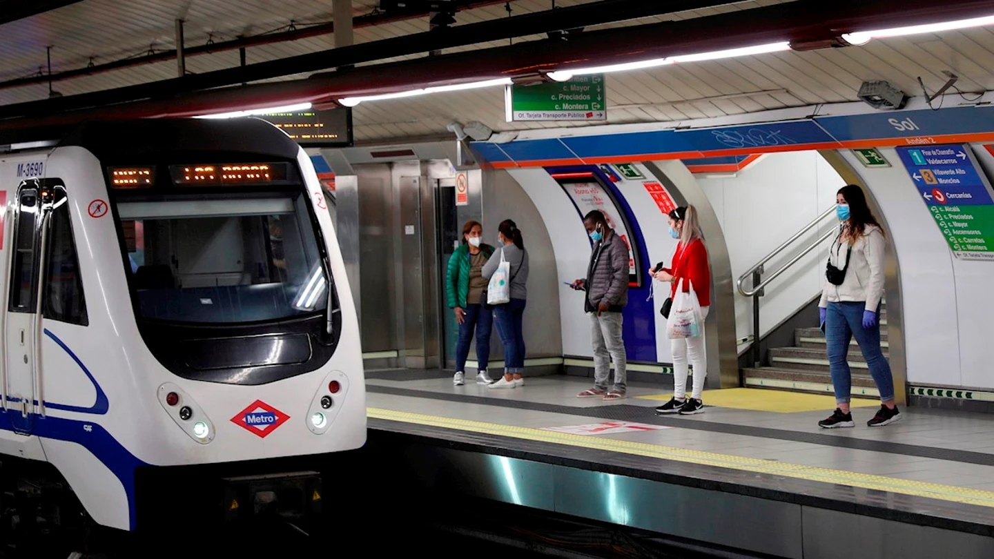 Un tren en el Metro de Madrid. Devolución del 50% del abono de transporte de Madrid: plazos, requisitos y cómo se solicita