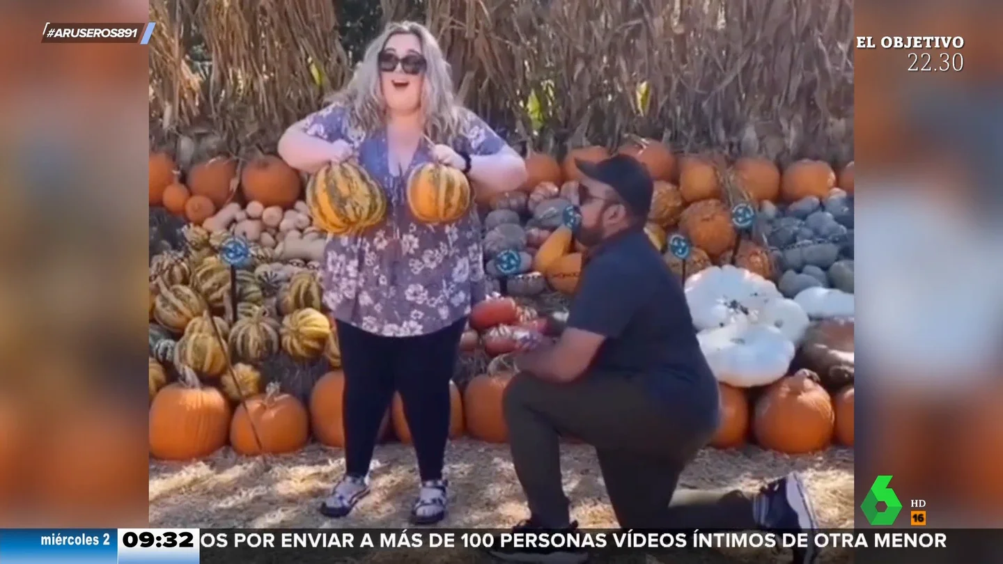 Le piden matrimonio y no se da cuenta porque está comparando el tamaño de las calabazas con el de sus pechos Le piden matrimonio y no se da cuenta porque está comparando el tamaño de las calabazas con el de sus pechos