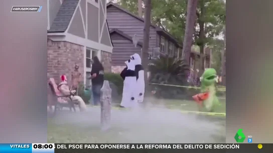 Halloween y sus locuras: el divertido vídeo de un dinosaurio huyendo de los zombies Halloween y sus locuras: el divertido vídeo de un dinosaurio huyendo de los zombies
