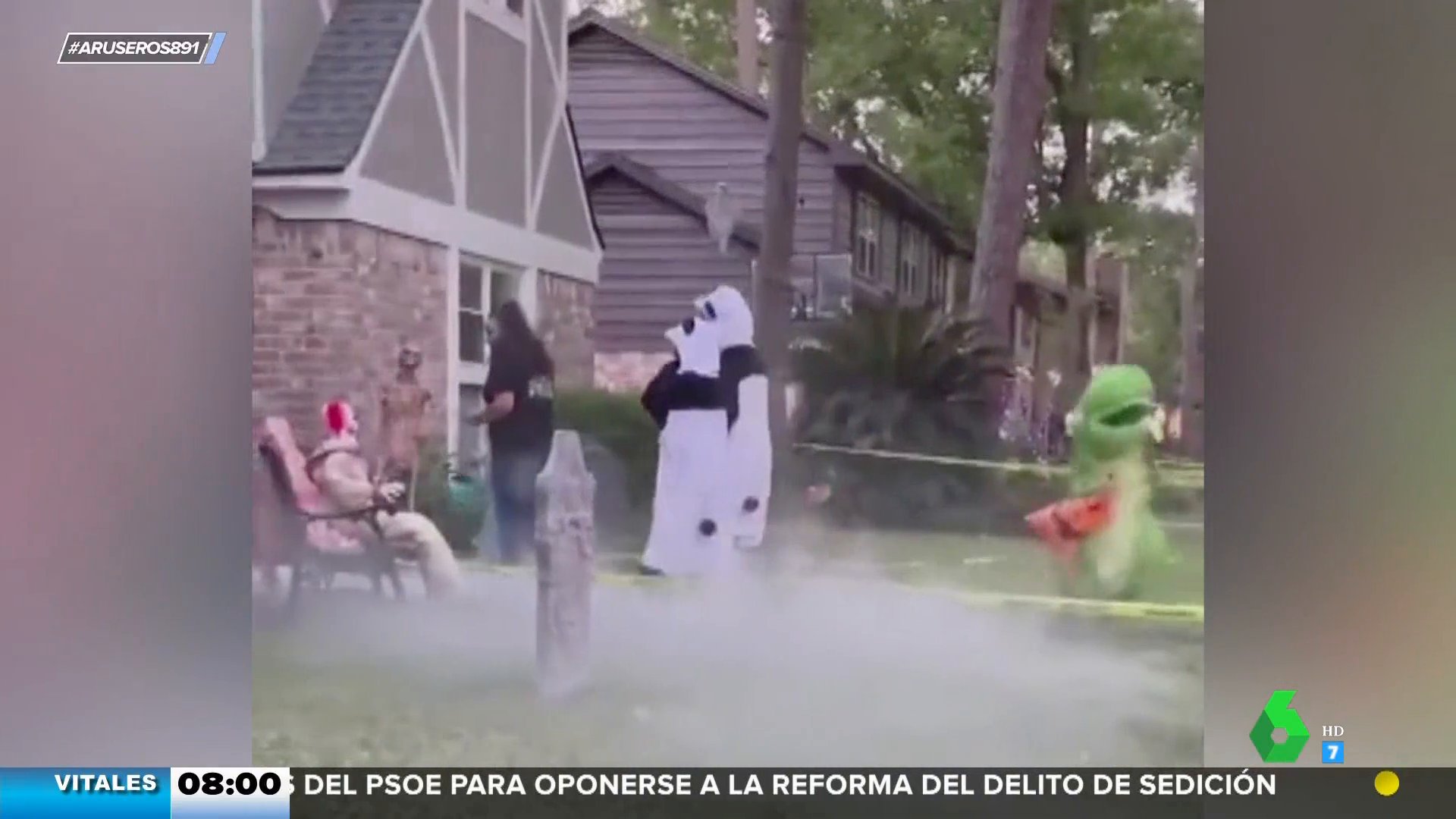 Halloween y sus locuras: el divertido vídeo de un dinosaurio huyendo de los  zombies