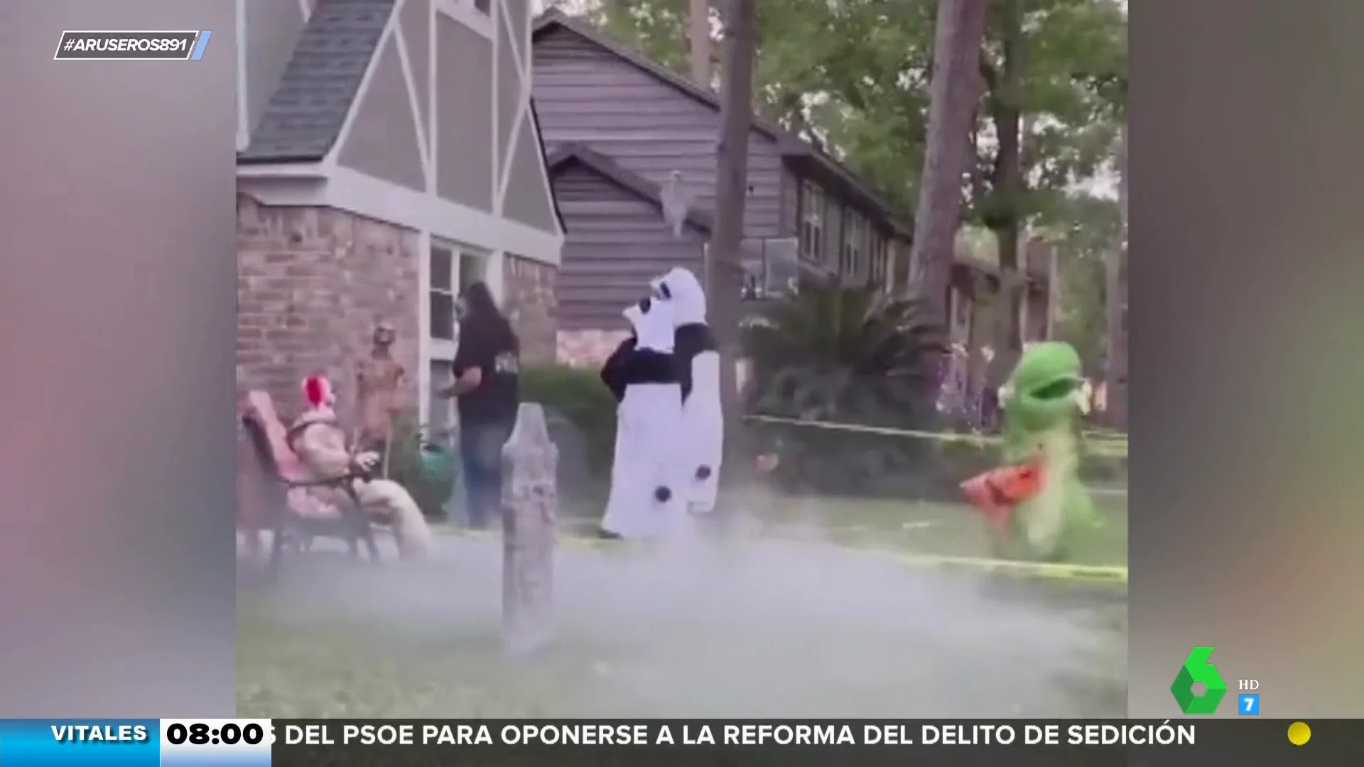 Halloween y sus locuras: el divertido vídeo de un dinosaurio huyendo de los zombies