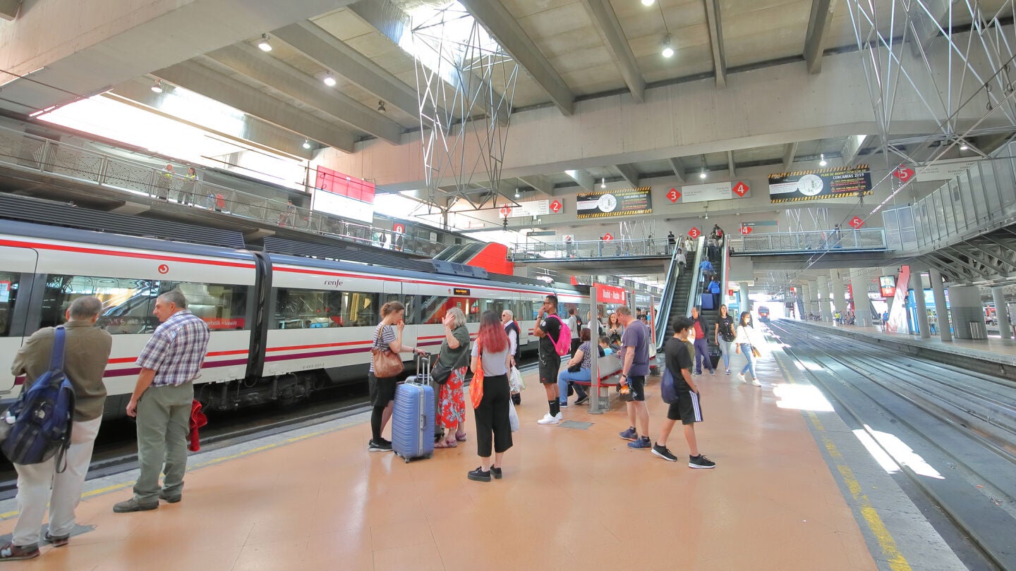 Tren de Renfe en la estaci&oacute;n de Atocha de Madrid