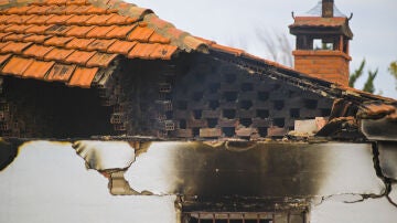 Arrasada por un incendio la casa donde vivían el tirador asesino de Argamasilla y su padre