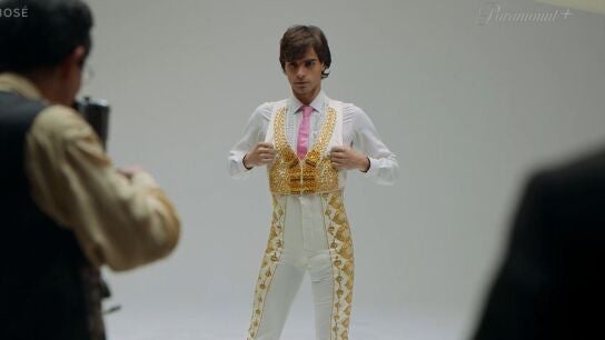 Una escena del biopic 'Bos&eacute;' de Paramount+.