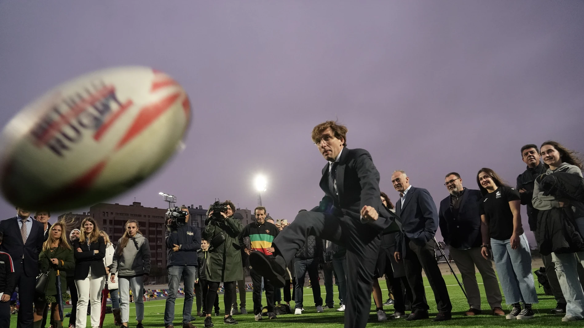 José Luis Martínez-Almeida chuta un balón de rugby durante un acto en Madrid