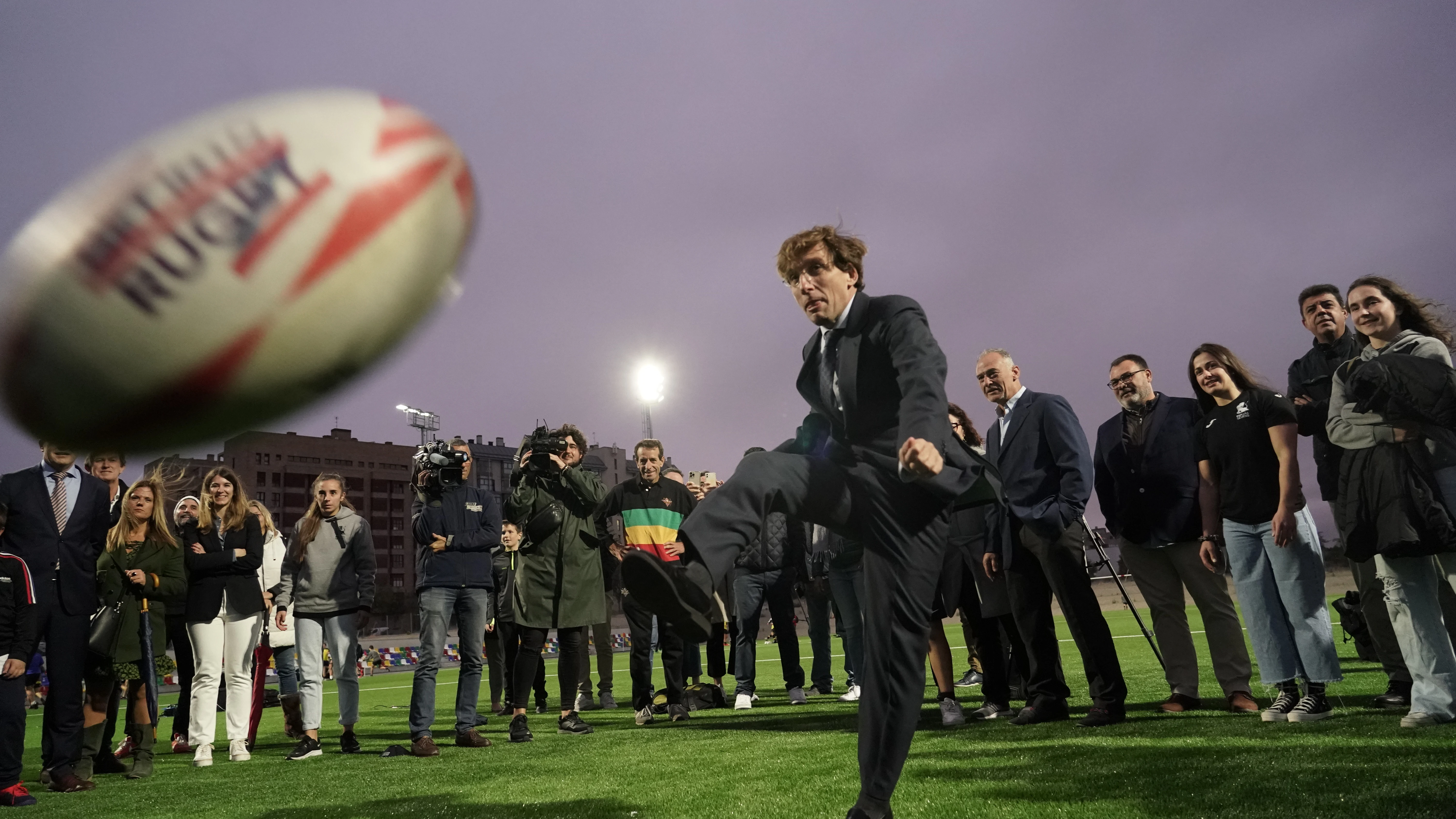 José Luis Martínez-Almeida chuta un balón de rugby durante un acto en Madrid