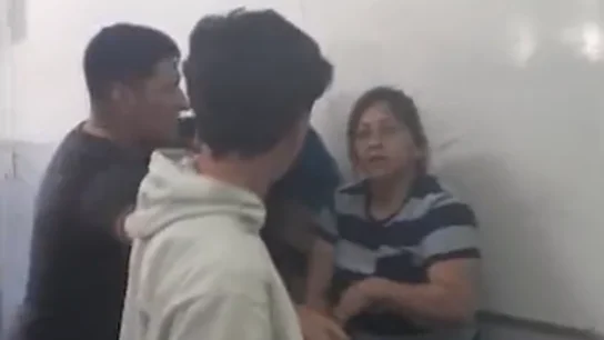 Una madre irrumpe en una clase y golpea a un estudiante mientras le acusa de hacer bullying a su hijo Una madre irrumpe en una clase y golpea a un estudiante mientras le acusa de hacer bullying a su hijo