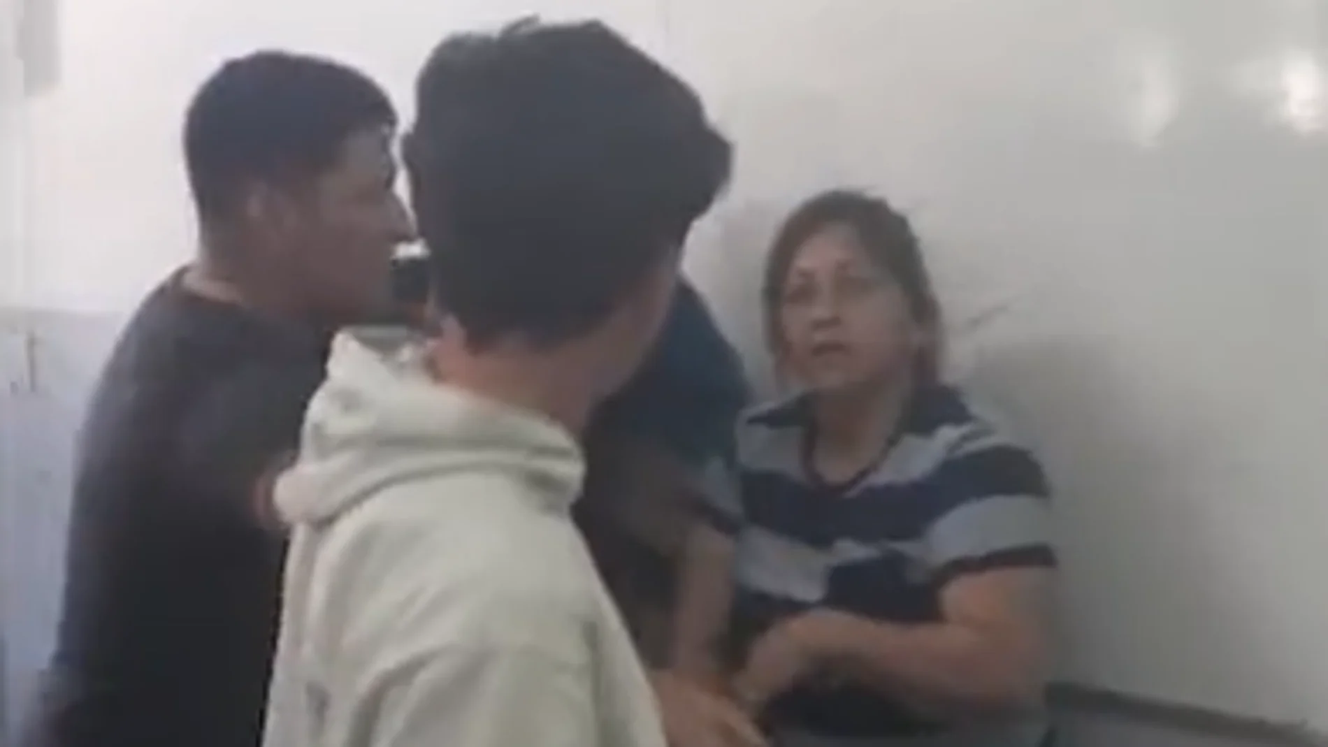 Una madre irrumpe en una clase y golpea a un estudiante mientras le acusa de hacer bullying a su hijo