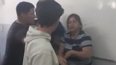 Una madre irrumpe en una clase y golpea a un estudiante mientras le acusa de hacer bullying a su hijo