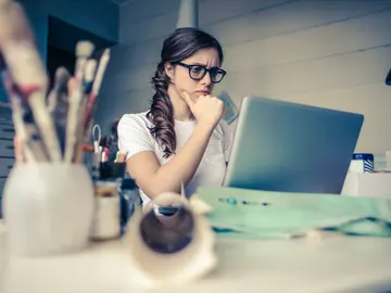 Mujer pensando Mujer pensando