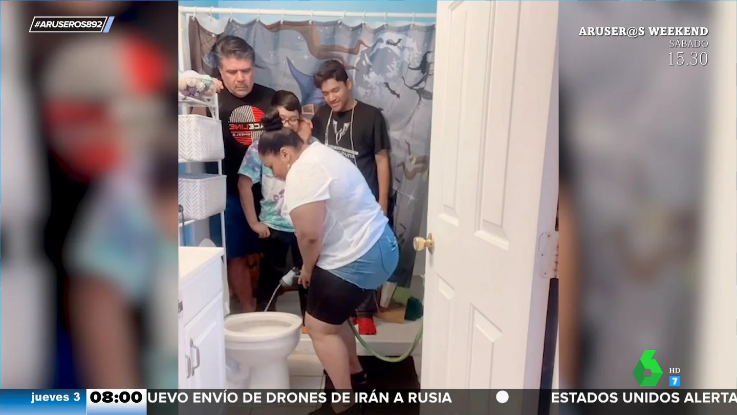 El divertido tutorial de una mujer para enseñar a ir al baño a su marido y sus hijos El divertido tutorial de una mujer para enseñar a ir al baño a su marido y sus hijos