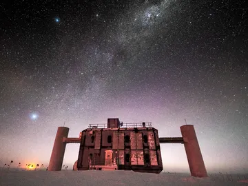 Los misterios de los rayos cosmicos se resuelven bajo el hielo de la Antartida Los misterios de los rayos cosmicos se resuelven bajo el hielo de la Antartida