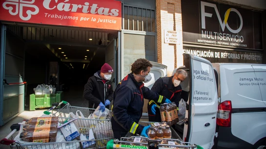 Imagen de archivo de los bomberos de Talavera de la Reina repartiendo bolsas de alimentos de urgencia a domicilio. Imagen de archivo de los bomberos de Talavera de la Reina repartiendo bolsas de alimentos de urgencia a domicilio.