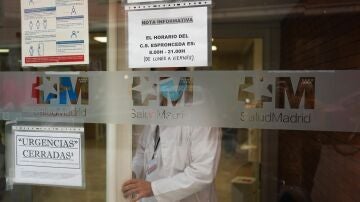 Imagen de las puertas de un centro sanitario de la Comunidad de Madrid.