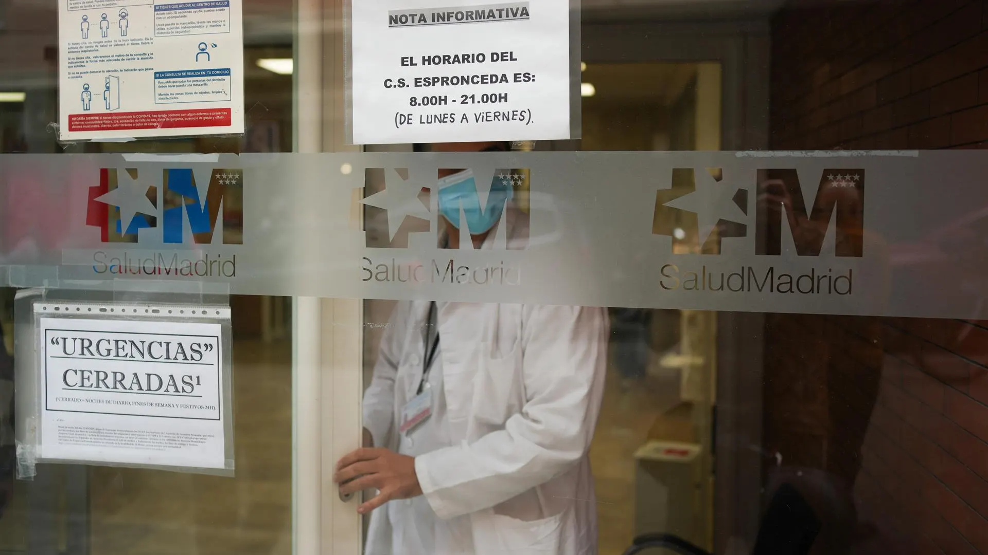 Imagen de las puertas de un centro sanitario de la Comunidad de Madrid.