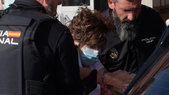 La madre de la niña asesinada en Gijón durante su detención La madre de la niña asesinada en Gijón durante su detención