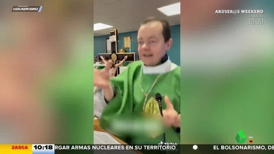 El padre Adam interpreta una peculiar versión de 'La gasolina', con baile incluido El padre Adam interpreta una peculiar versión de 'La gasolina', con baile incluido