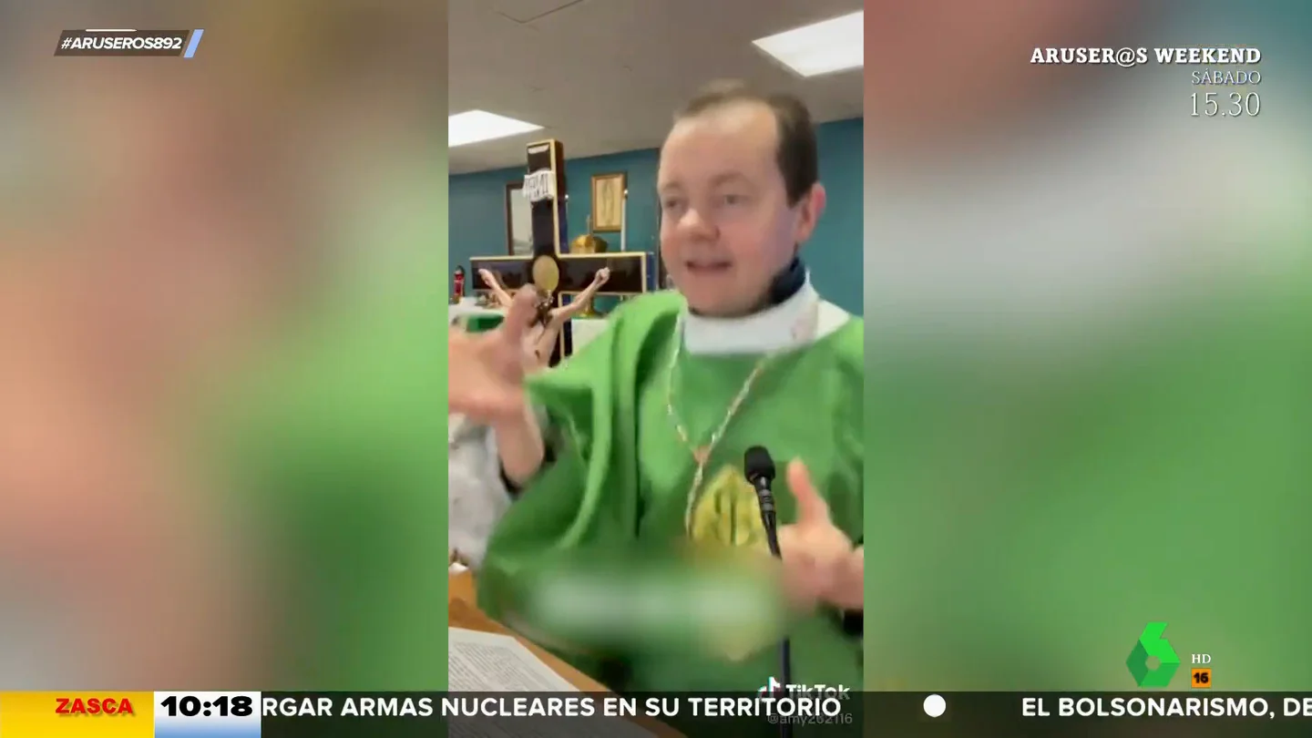 El padre Adam interpreta una peculiar versión de 'La gasolina', con baile incluido El padre Adam interpreta una peculiar versión de 'La gasolina', con baile incluido