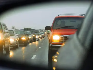 ¿Tu coche tiene más de once años? Tras el cambio de hora, la DGT tiene un consejo para ti Luces del coche