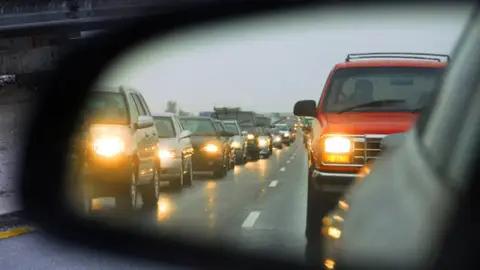 ¿Tu coche tiene más de once años? Tras el cambio de hora, la DGT tiene un consejo para ti Luces del coche