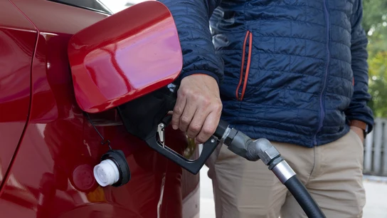 Un hombre abastece con gasolina el tanque de su automóvil, en una fotografía de archivo. Un hombre abastece con gasolina el tanque de su automóvil, en una fotografía de archivo.