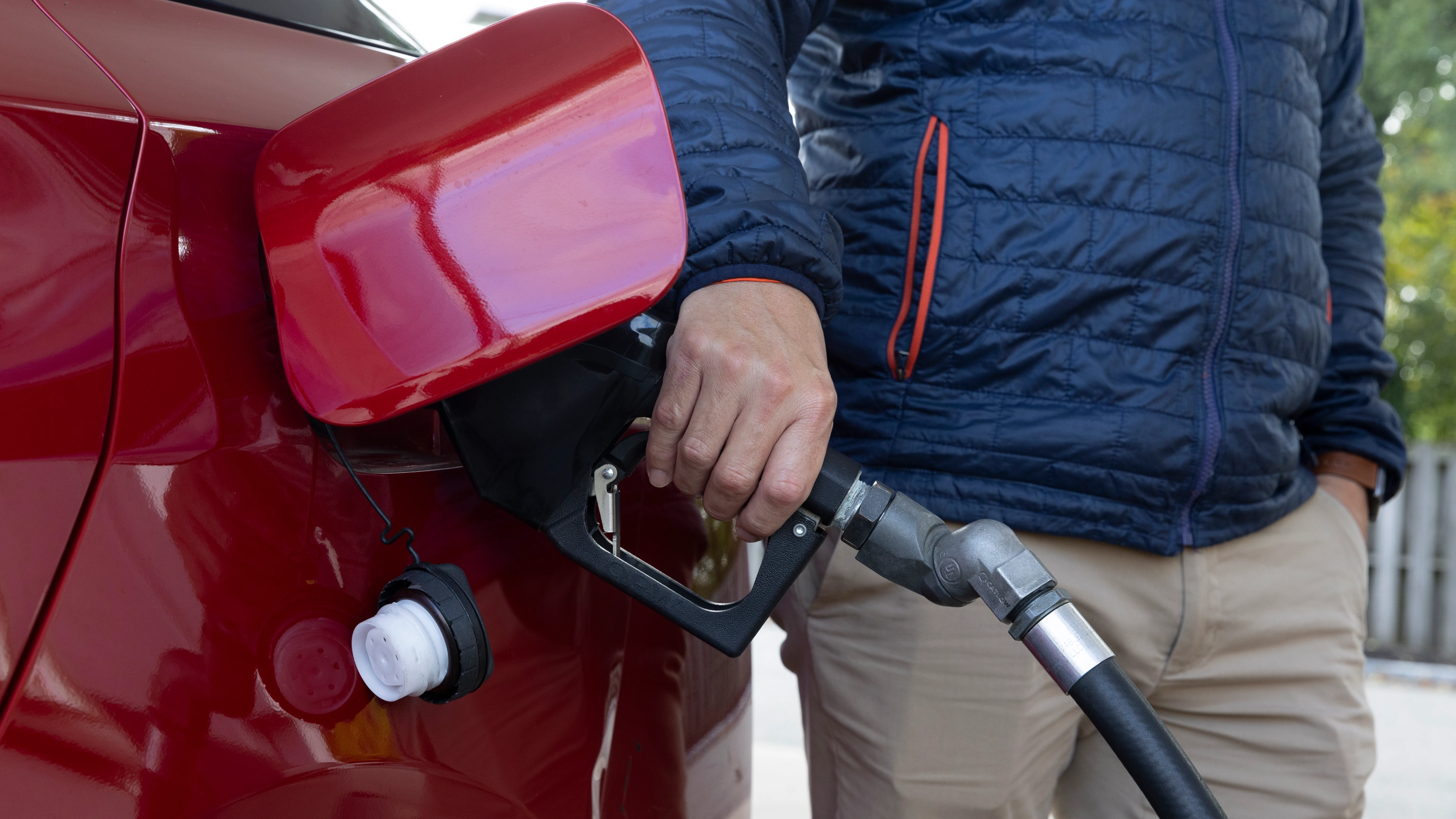 Un hombre abastece con gasolina el tanque de su automóvil, en una fotografía de archivo.