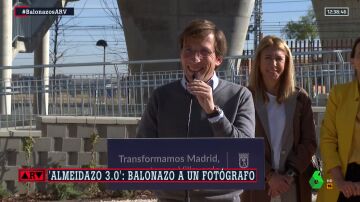 Almeida, tras volver a dar un pelotazo a un fotógrafo: "Sería de extrema generosidad que no me declararan 'non grato'"