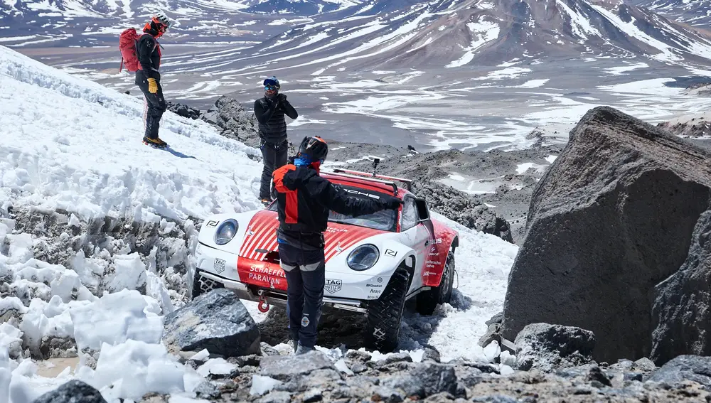 El Porsche 911 personalizado en la escalada del volcán más alto del mundo