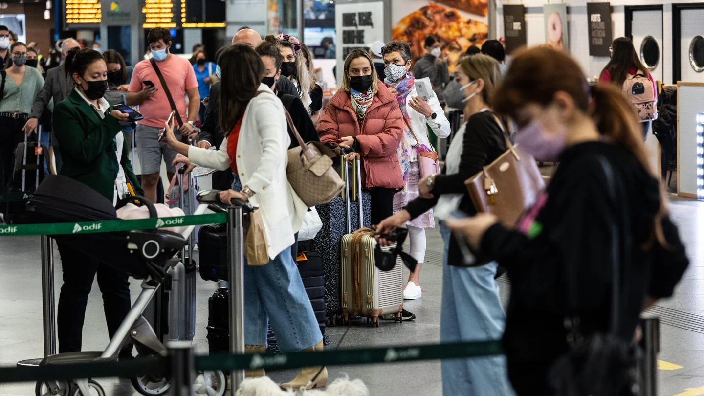 Varias personas en las instalaciones de la estación de Atocha. Varias personas en las instalaciones de la estación de Atocha.