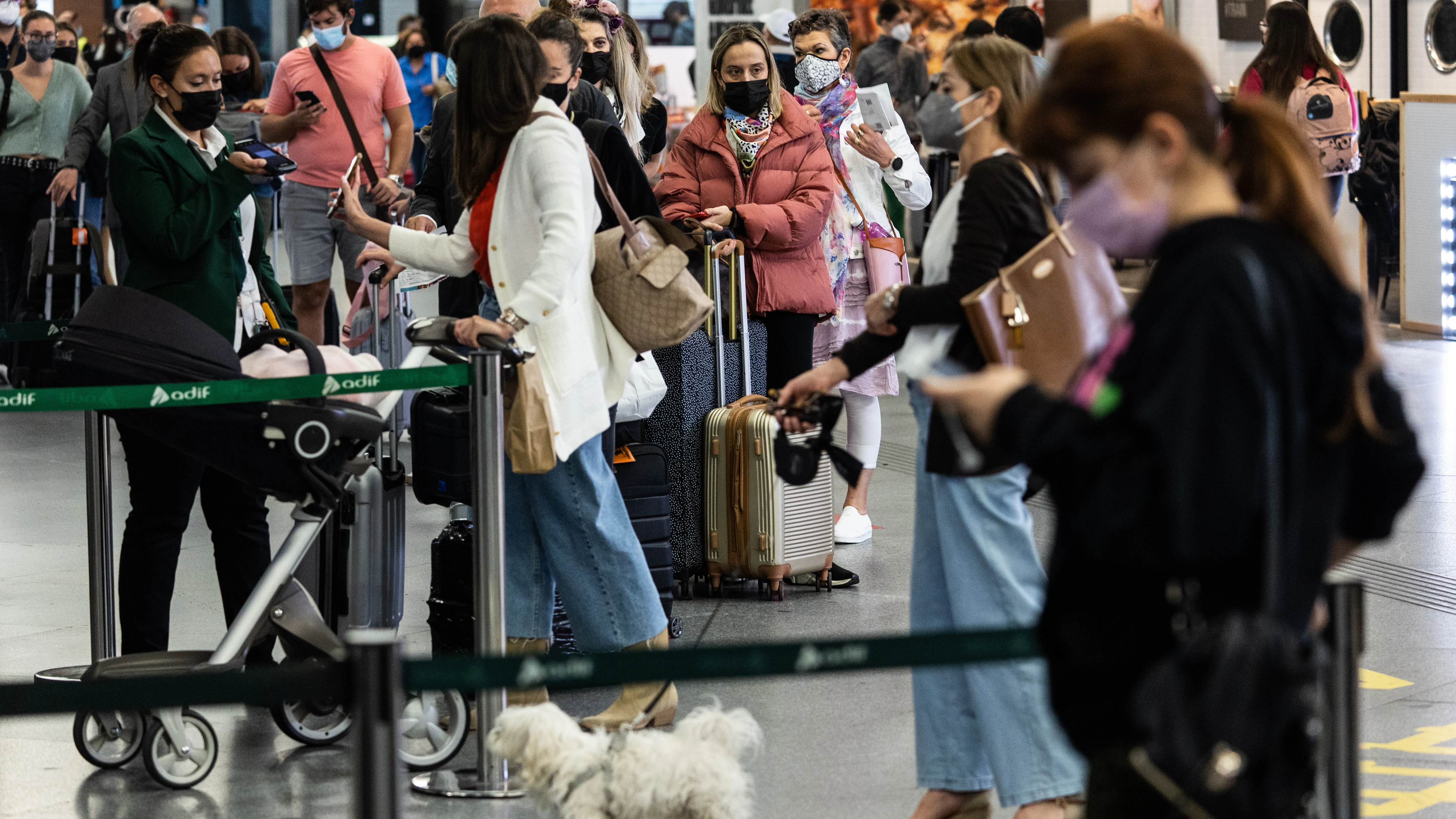 Varias personas en las instalaciones de la estación de Atocha.