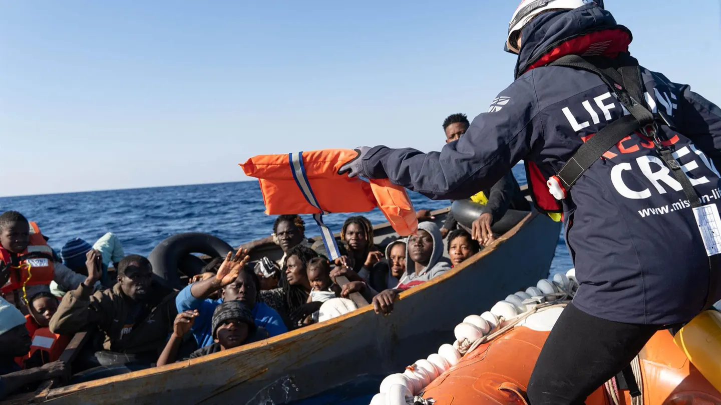 Tres barcos con 846 migrantes rescatados a bordo esperan su desembarco en aguas italianas Tres barcos con 846 migrantes rescatados a bordo esperan su desembarco en aguas italianas